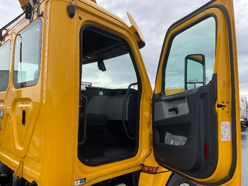 Day Cab Tractor-Heavy Duty Tractors-Freightliner-2020-T12684ST-Boise-ID-319,354\n\t\tmiles-$ 80,500 - Image 12