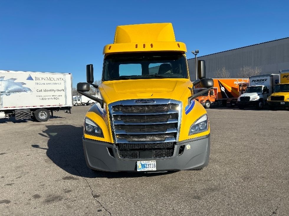 Day Cab Tractor-Heavy Duty Tractors-Freightliner-2020-T12684ST-Brooklyn Park-MN-276,555\n\t\tmiles-$ 80,750 - Image 2