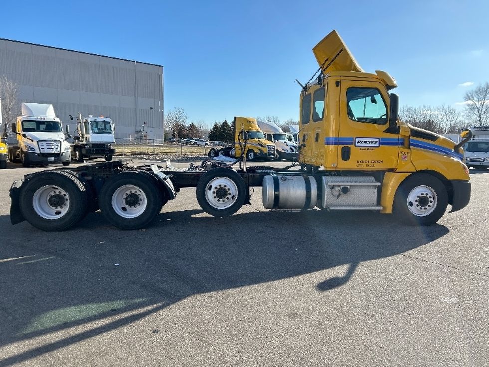 Day Cab Tractor-Heavy Duty Tractors-Freightliner-2020-T12684ST-Brooklyn Park-MN-276,555\n\t\tmiles-$ 80,750 - Image 8