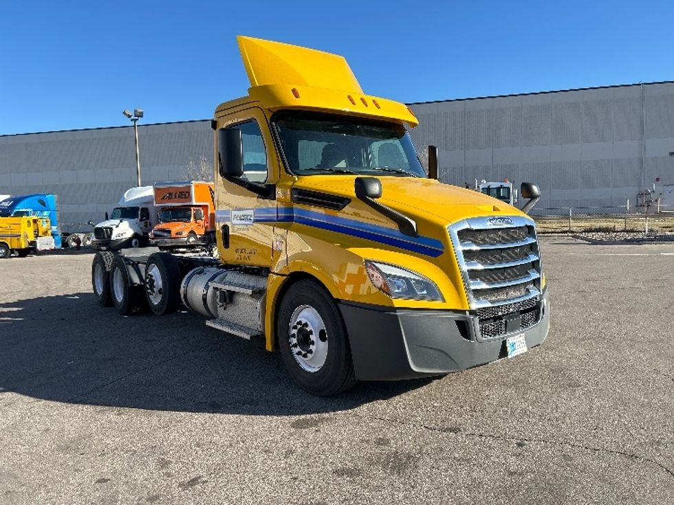 Day Cab Tractor-Heavy Duty Tractors-Freightliner-2020-T12684ST-Brooklyn Park-MN-298,046\n\t\tmiles-$ 65,750 - Image 1