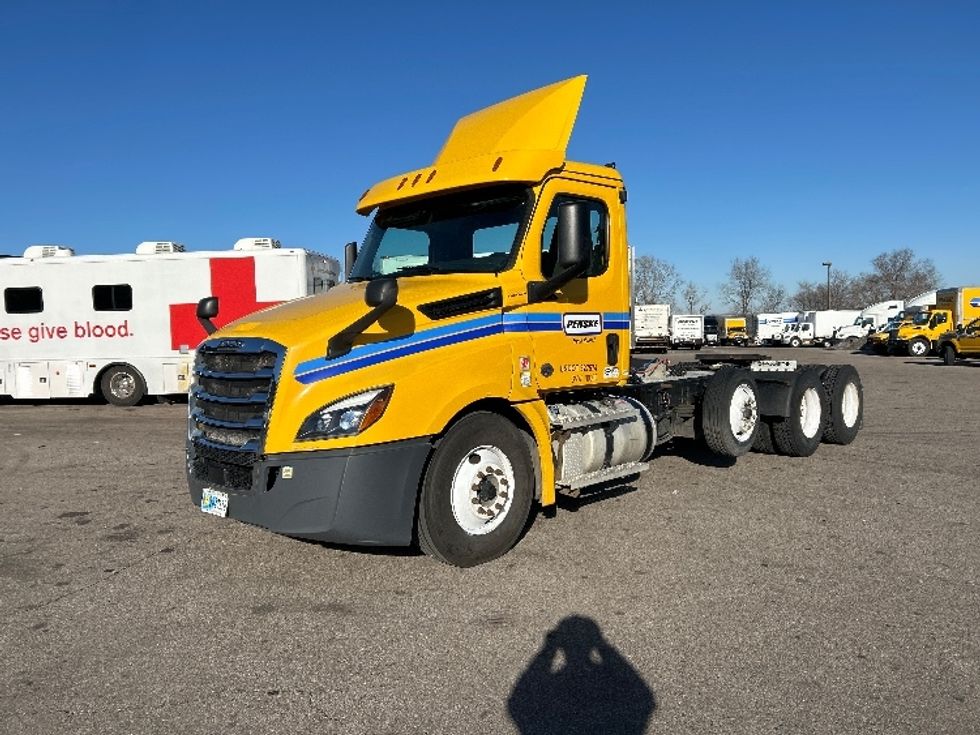 Day Cab Tractor-Heavy Duty Tractors-Freightliner-2020-T12684ST-Brooklyn Park-MN-298,046\n\t\tmiles-$ 65,750 - Image 3