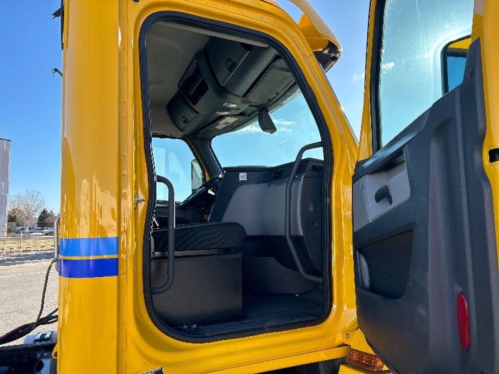 Day Cab Tractor-Heavy Duty Tractors-Freightliner-2020-T12684ST-Brooklyn Park-MN-308,443\n\t\tmiles-$ 59,250 - Image 12