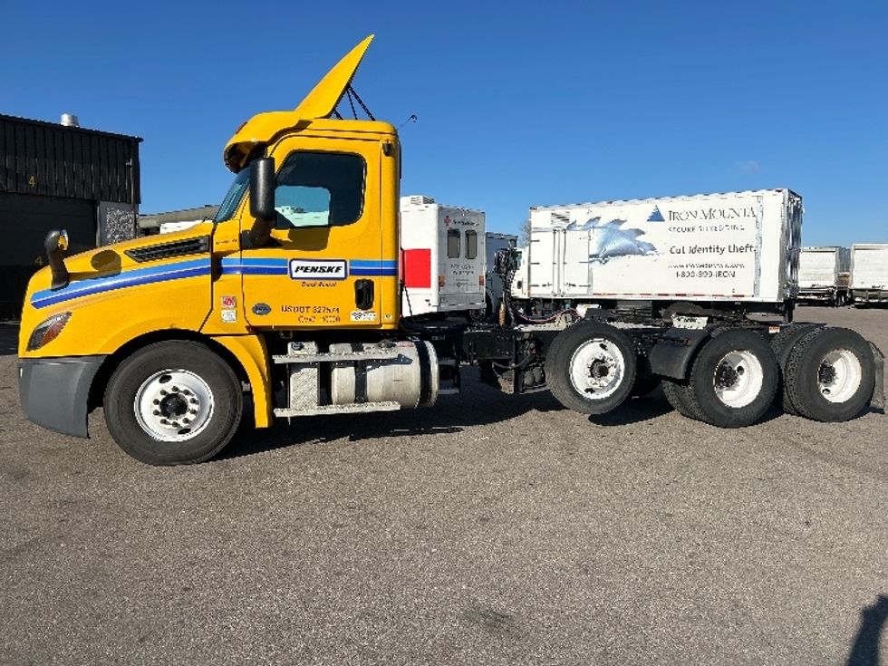 Day Cab Tractor-Heavy Duty Tractors-Freightliner-2020-T12684ST-Brooklyn Park-MN-308,443\n\t\tmiles-$ 59,250 - Image 4
