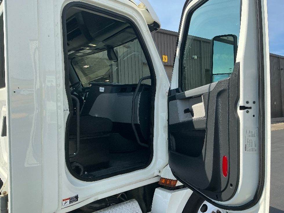 Day Cab Tractor-Heavy Duty Tractors-Freightliner-2020-T12684ST-Coburg-OR-64,680\n\t\tmiles-$ 90,750 - Image 12