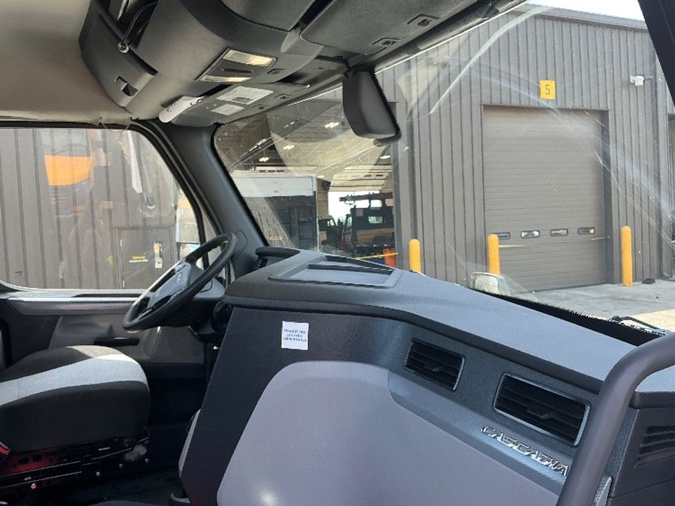 Day Cab Tractor-Heavy Duty Tractors-Freightliner-2020-T12684ST-Coburg-OR-64,680\n\t\tmiles-$ 90,750 - Image 13