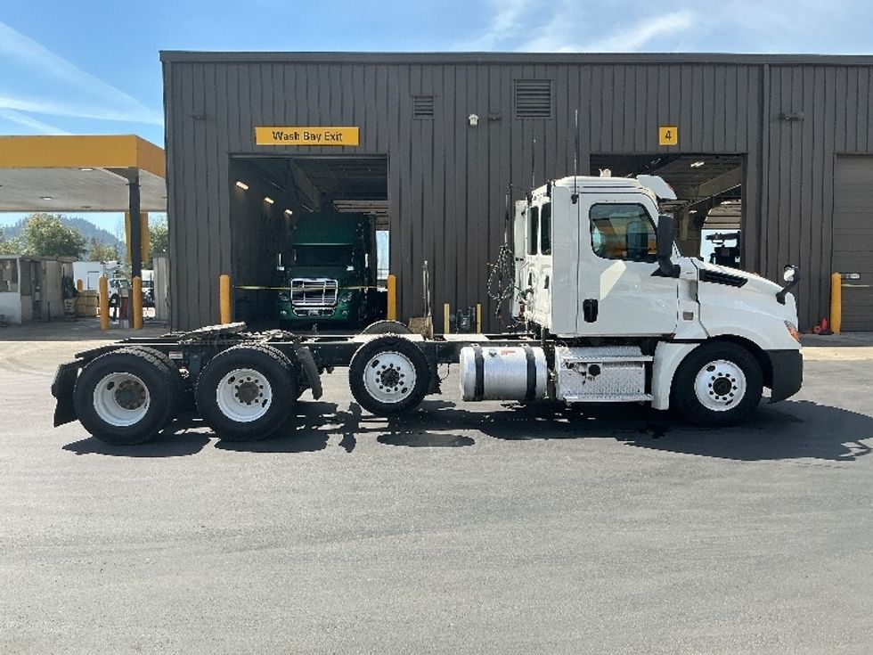 Day Cab Tractor-Heavy Duty Tractors-Freightliner-2020-T12684ST-Coburg-OR-64,680\n\t\tmiles-$ 90,750 - Image 8
