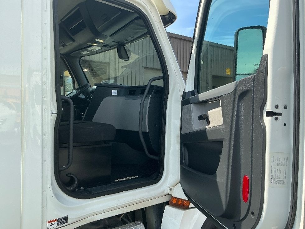 Day Cab Tractor-Heavy Duty Tractors-Freightliner-2020-T12684ST-Coburg-OR-69,070\n\t\tmiles-$ 90,500 - Image 12