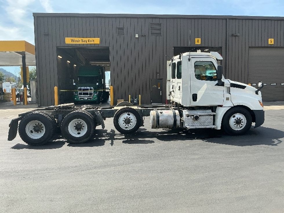 Day Cab Tractor-Heavy Duty Tractors-Freightliner-2020-T12684ST-Coburg-OR-69,070\n\t\tmiles-$ 90,500 - Image 8