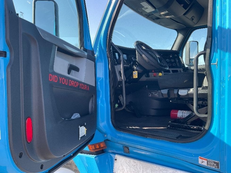 Day Cab Tractor-Heavy Duty Tractors-Freightliner-2020-T12684ST-Everett-WA-495,816\n\t\tmiles-$ 61,750 - Image 9