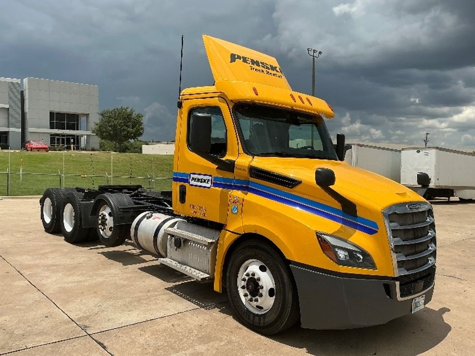 Day Cab Tractor-Heavy Duty Tractors-Freightliner-2020-T12684ST-Grand Prairie-TX-375,049\n\t\tmiles-$ 67,750 - Image 1