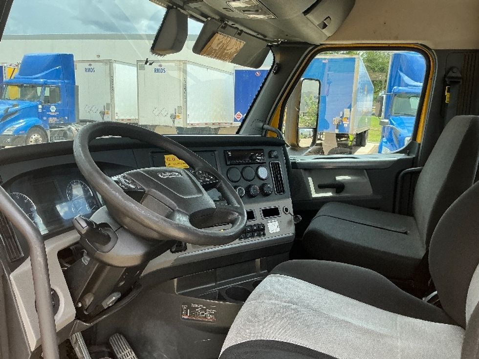 Day Cab Tractor-Heavy Duty Tractors-Freightliner-2020-T12684ST-Grand Prairie-TX-375,049\n\t\tmiles-$ 67,750 - Image 10