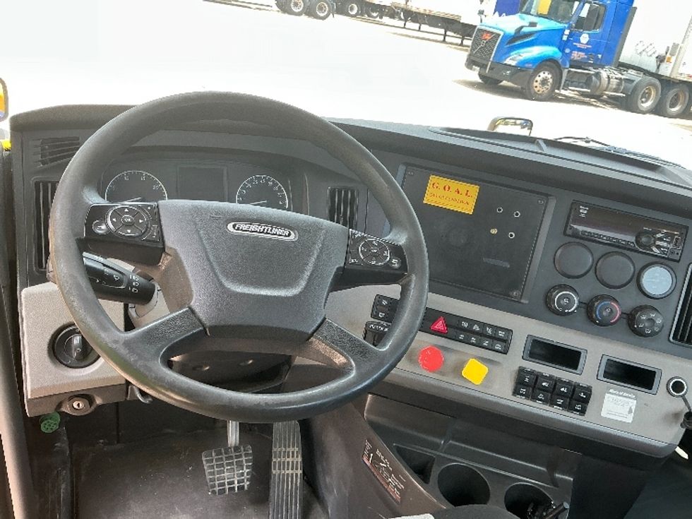 Day Cab Tractor-Heavy Duty Tractors-Freightliner-2020-T12684ST-Grand Prairie-TX-375,049\n\t\tmiles-$ 67,750 - Image 11