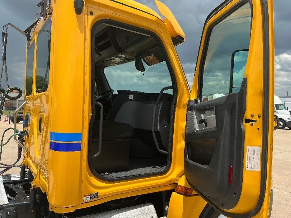 Day Cab Tractor-Heavy Duty Tractors-Freightliner-2020-T12684ST-Grand Prairie-TX-375,049\n\t\tmiles-$ 67,750 - Image 12