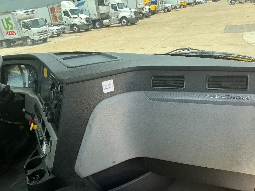 Day Cab Tractor-Heavy Duty Tractors-Freightliner-2020-T12684ST-Grand Prairie-TX-375,049\n\t\tmiles-$ 67,750 - Image 13