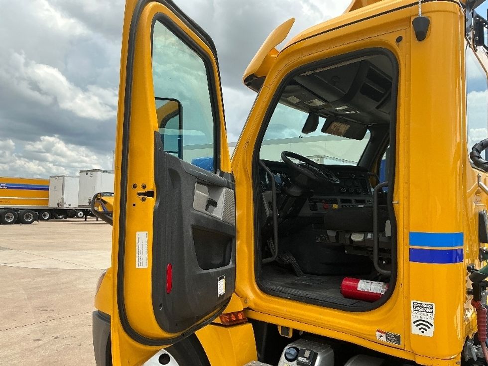 Day Cab Tractor-Heavy Duty Tractors-Freightliner-2020-T12684ST-Grand Prairie-TX-375,049\n\t\tmiles-$ 67,750 - Image 9