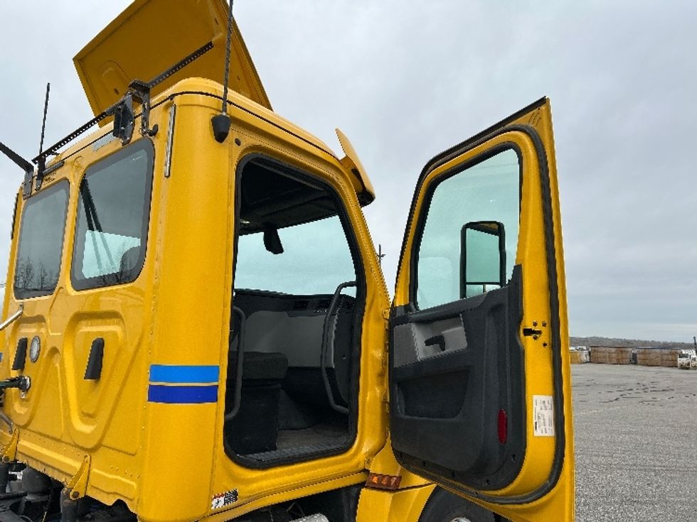 Day Cab Tractor-Heavy Duty Tractors-Freightliner-2020-T12684ST-Pasco-WA-347,596\n\t\tmiles-$ 72,250 - Image 12