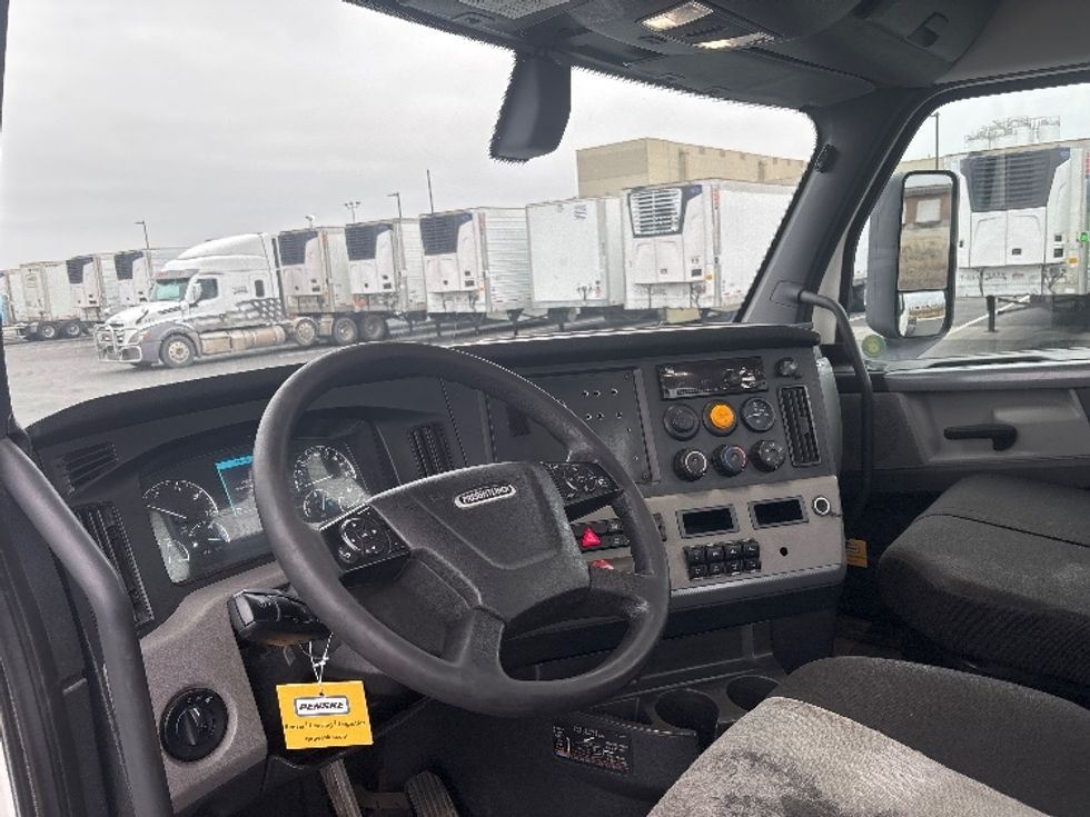 Day Cab Tractor-Heavy Duty Tractors-Freightliner-2020-T12684ST-Pasco-WA-422,057\n\t\tmiles-$ 65,000 - Image 10