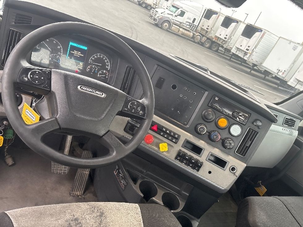 Day Cab Tractor-Heavy Duty Tractors-Freightliner-2020-T12684ST-Pasco-WA-422,057\n\t\tmiles-$ 65,000 - Image 11