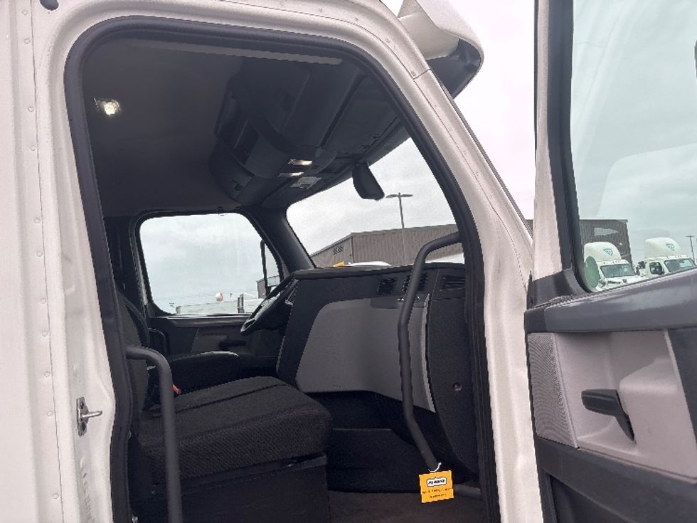 Day Cab Tractor-Heavy Duty Tractors-Freightliner-2020-T12684ST-Pasco-WA-422,057\n\t\tmiles-$ 65,000 - Image 12