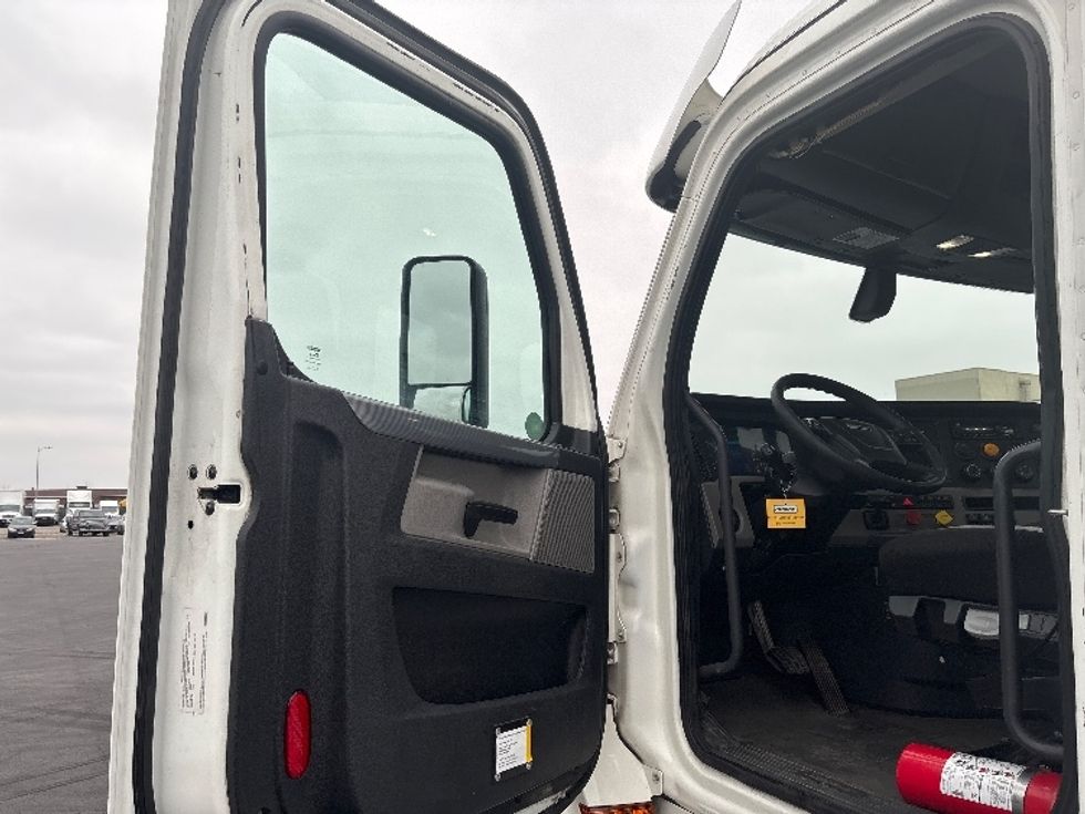 Day Cab Tractor-Heavy Duty Tractors-Freightliner-2020-T12684ST-Pasco-WA-422,057\n\t\tmiles-$ 65,000 - Image 9