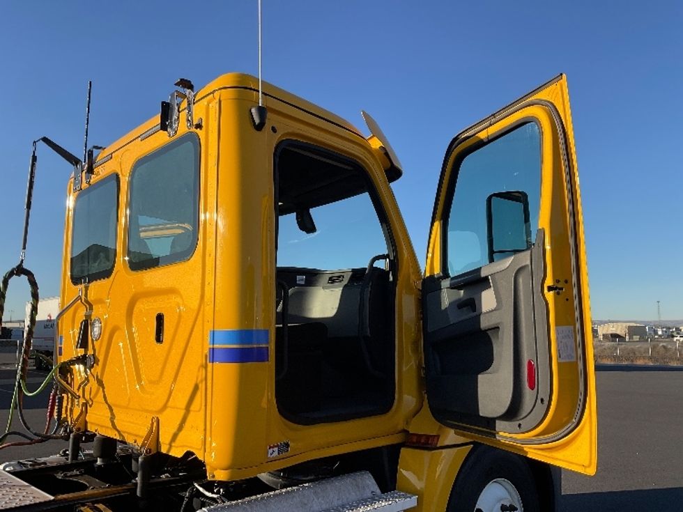 Day Cab Tractor-Heavy Duty Tractors-Freightliner-2020-T12684ST-Pasco-WA-450,677\n\t\tmiles-$ 65,250 - Image 12
