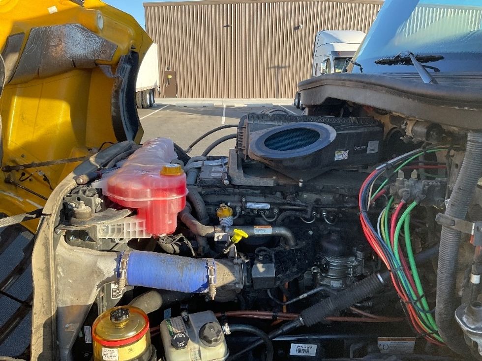 Day Cab Tractor-Heavy Duty Tractors-Freightliner-2020-T12684ST-Pasco-WA-450,677\n\t\tmiles-$ 65,250 - Image 16