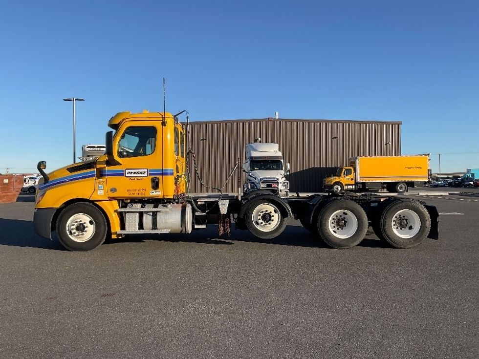 Day Cab Tractor-Heavy Duty Tractors-Freightliner-2020-T12684ST-Pasco-WA-450,677\n\t\tmiles-$ 65,250 - Image 4