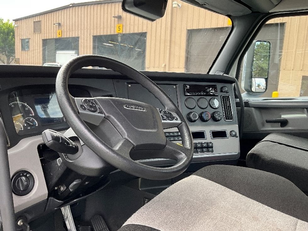 Day Cab Tractor-Heavy Duty Tractors-Freightliner-2020-T12684ST-Portland-OR-21,270\n\t\tmiles-$ 94,250 - Image 10