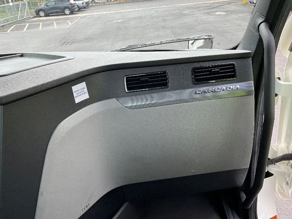 Day Cab Tractor-Heavy Duty Tractors-Freightliner-2020-T12684ST-Portland-OR-21,270\n\t\tmiles-$ 94,250 - Image 13