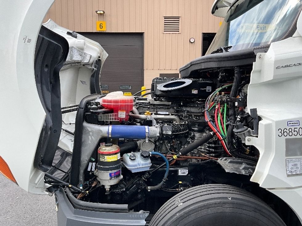 Day Cab Tractor-Heavy Duty Tractors-Freightliner-2020-T12684ST-Portland-OR-21,270\n\t\tmiles-$ 94,250 - Image 16