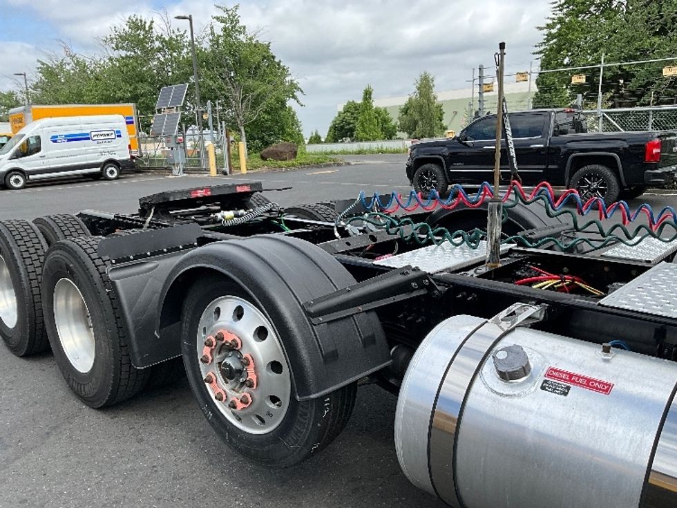 Day Cab Tractor-Heavy Duty Tractors-Freightliner-2020-T12684ST-Portland-OR-21,270\n\t\tmiles-$ 94,250 - Image 18