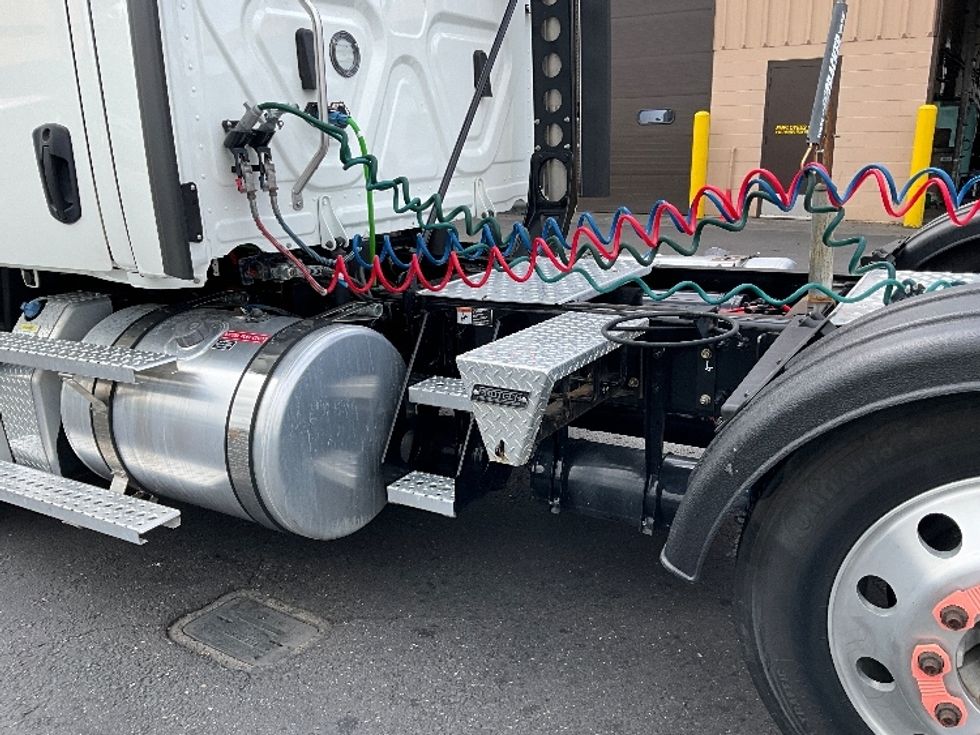 Day Cab Tractor-Heavy Duty Tractors-Freightliner-2020-T12684ST-Portland-OR-21,270\n\t\tmiles-$ 94,250 - Image 19