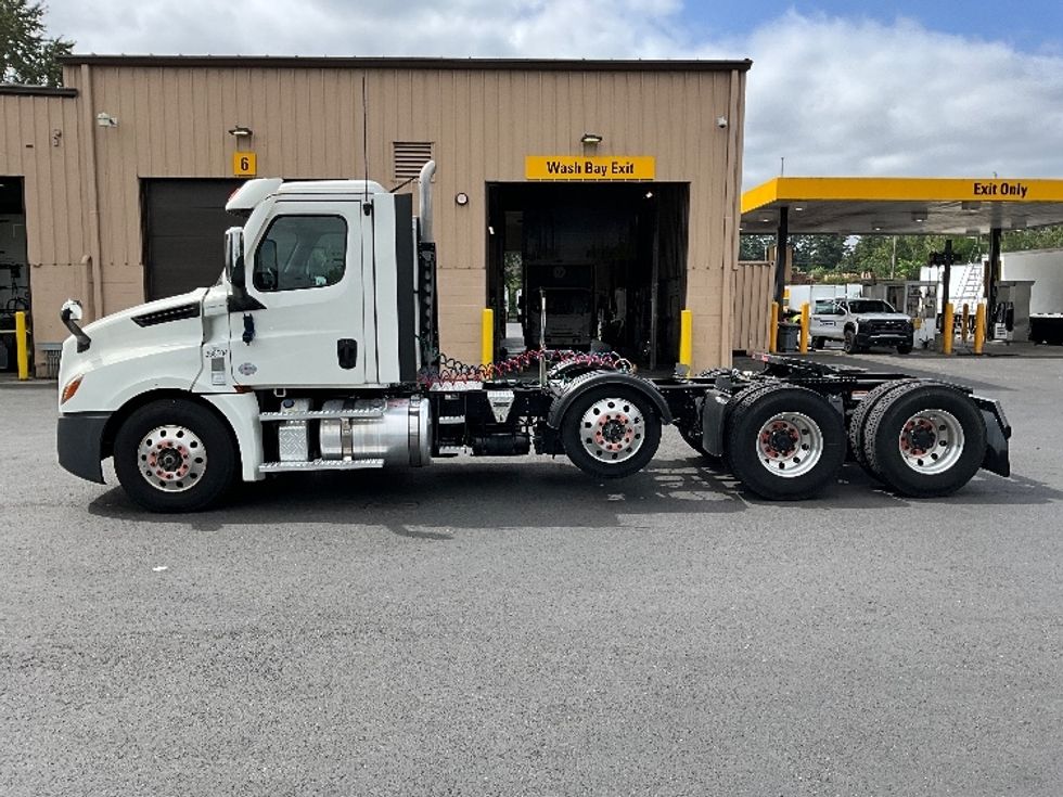Day Cab Tractor-Heavy Duty Tractors-Freightliner-2020-T12684ST-Portland-OR-21,270\n\t\tmiles-$ 94,250 - Image 4
