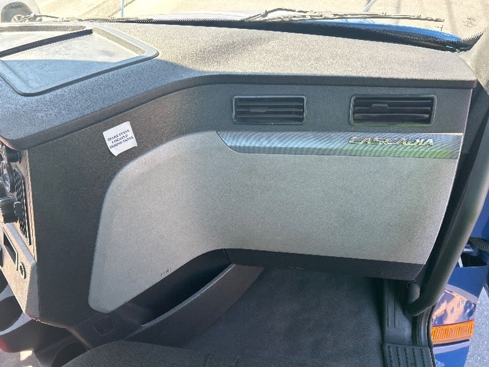 Day Cab Tractor-Heavy Duty Tractors-Freightliner-2020-T12684ST-Portland-OR-258,059\n\t\tmiles-$ 79,500 - Image 13