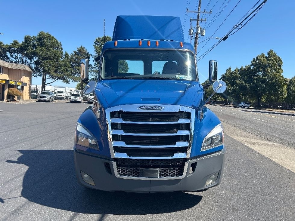 2020 Freightliner Cascadia 126" Day cab photo 2