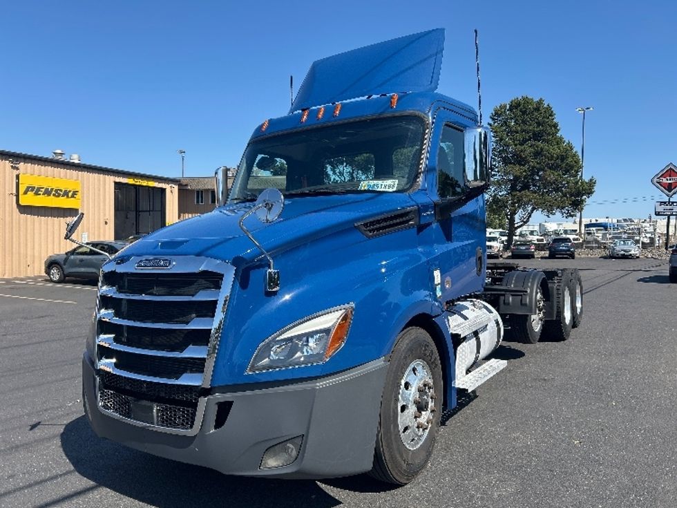 2020 Freightliner Cascadia 126" Day cab photo 3