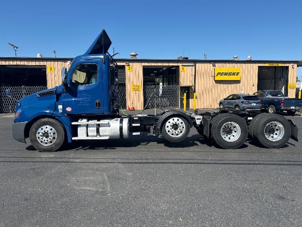 2020 Freightliner Cascadia 126" Day cab photo 4