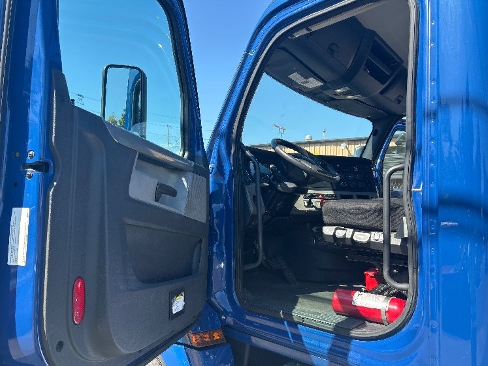 Day Cab Tractor-Heavy Duty Tractors-Freightliner-2020-T12684ST-Portland-OR-258,059\n\t\tmiles-$ 79,500 - Image 9