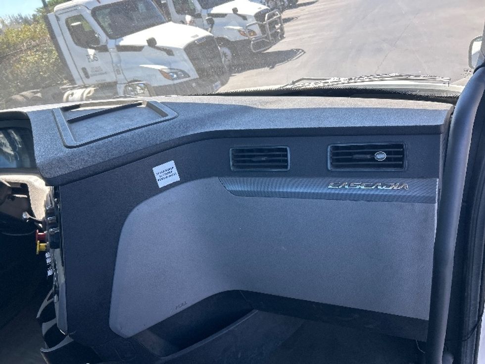 Day Cab Tractor-Heavy Duty Tractors-Freightliner-2020-T12684ST-Portland-OR-259,302\n\t\tmiles-$ 78,750 - Image 13