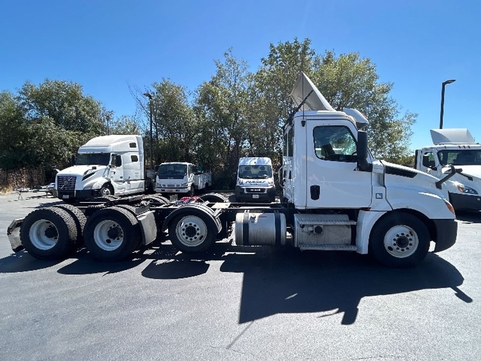 Day Cab Tractor-Heavy Duty Tractors-Freightliner-2020-T12684ST-Portland-OR-259,302\n\t\tmiles-$ 78,750 - Image 8