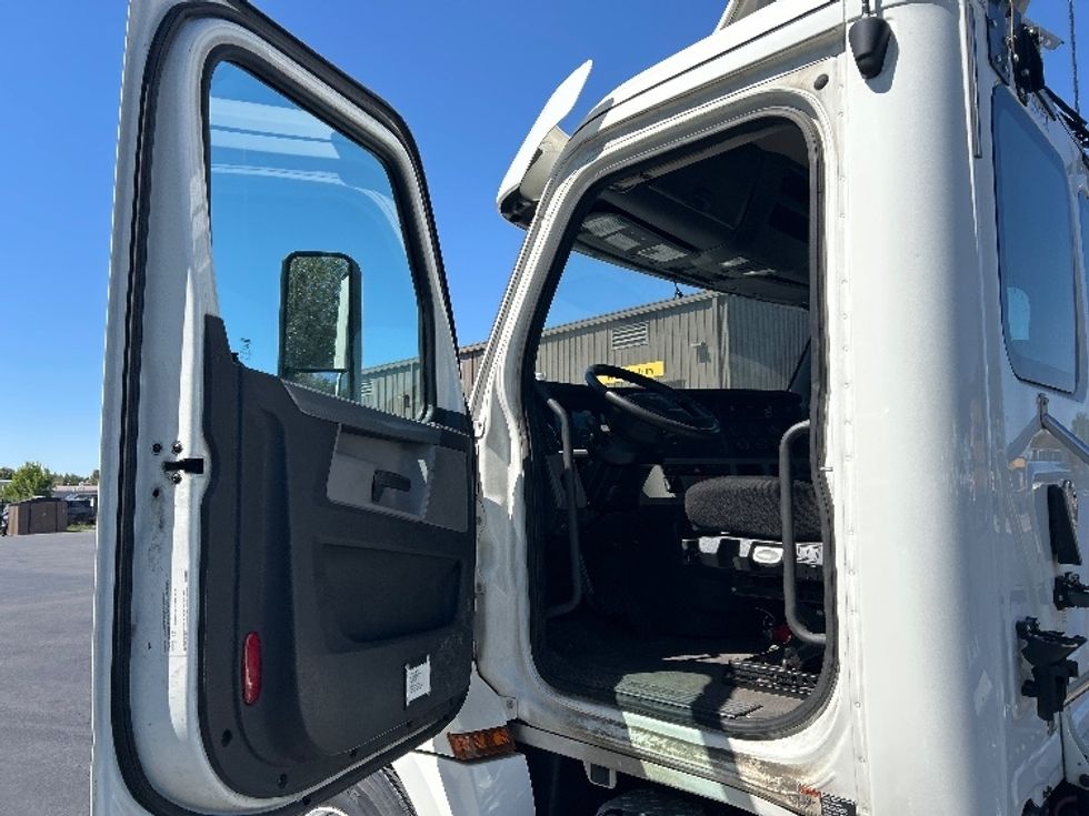 Day Cab Tractor-Heavy Duty Tractors-Freightliner-2020-T12684ST-Portland-OR-259,302\n\t\tmiles-$ 78,750 - Image 9