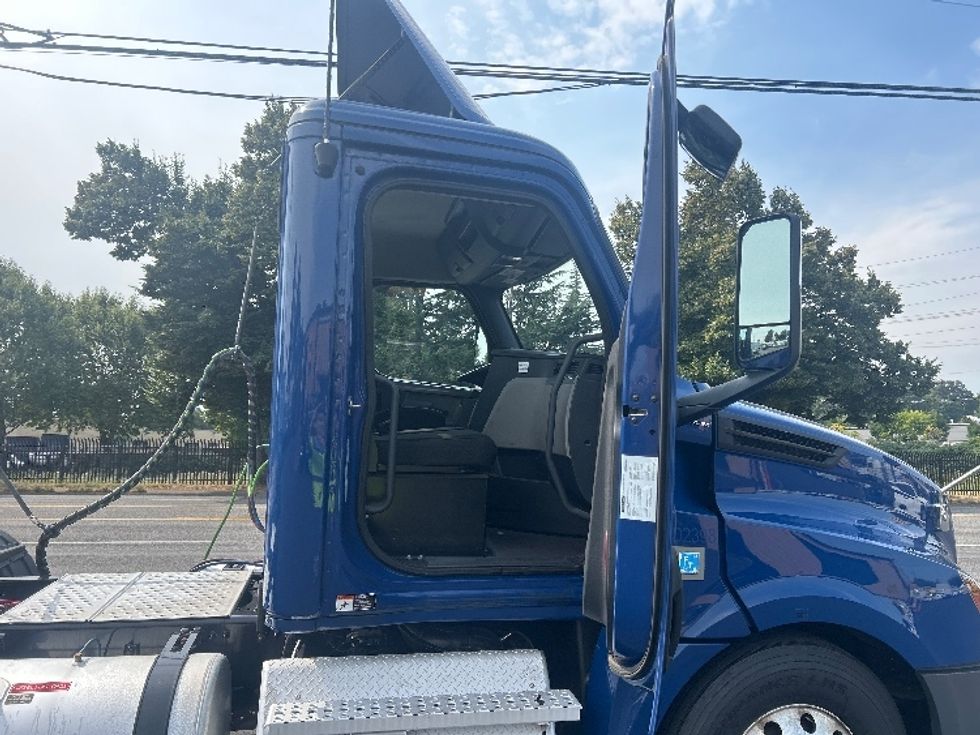 Day Cab Tractor-Heavy Duty Tractors-Freightliner-2020-T12684ST-Portland-OR-280,603\n\t\tmiles-$ 78,250 - Image 12
