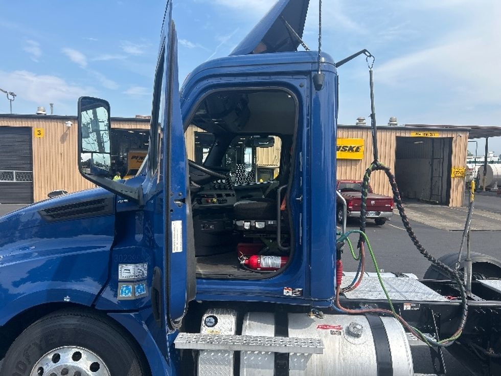 Day Cab Tractor-Heavy Duty Tractors-Freightliner-2020-T12684ST-Portland-OR-280,603\n\t\tmiles-$ 78,250 - Image 9