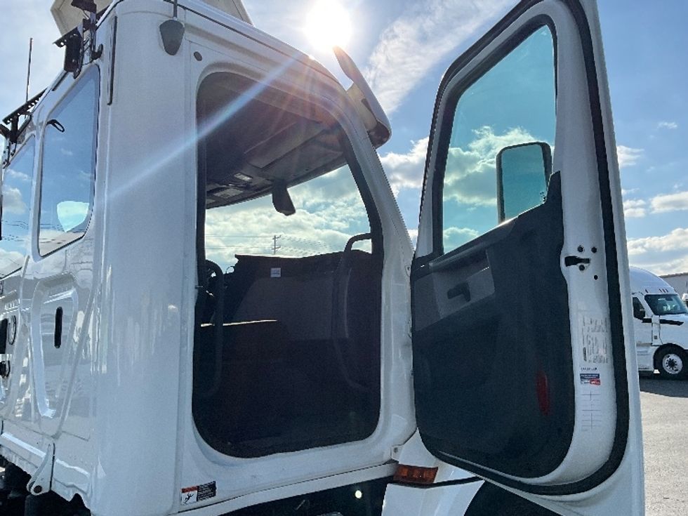 Day Cab Tractor-Heavy Duty Tractors-Freightliner-2020-T12684ST-Portland-OR-296,906\n\t\tmiles-$ 72,000 - Image 12