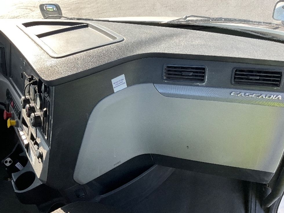 Day Cab Tractor-Heavy Duty Tractors-Freightliner-2020-T12684ST-Portland-OR-296,906\n\t\tmiles-$ 72,000 - Image 13