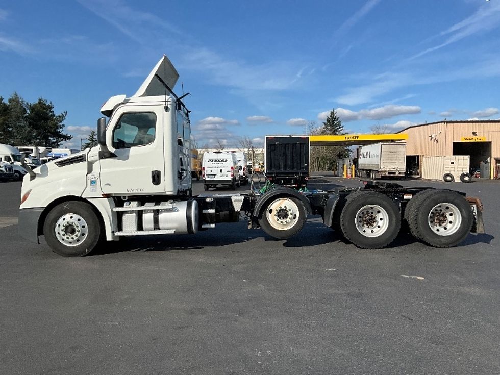 Day Cab Tractor-Heavy Duty Tractors-Freightliner-2020-T12684ST-Portland-OR-296,906\n\t\tmiles-$ 72,000 - Image 4