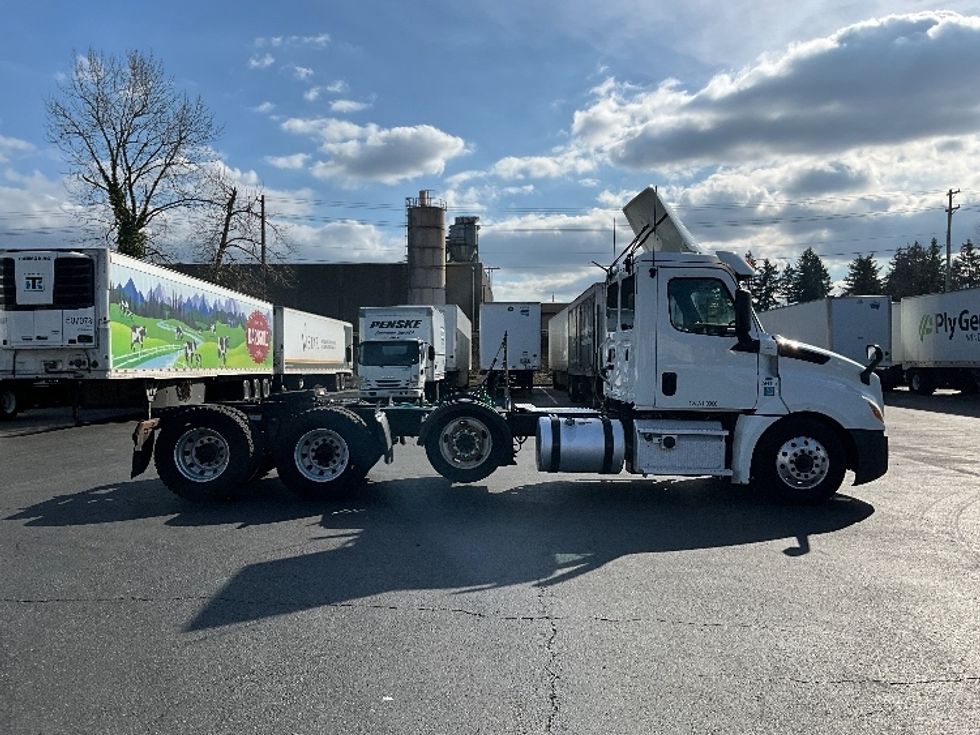 Day Cab Tractor-Heavy Duty Tractors-Freightliner-2020-T12684ST-Portland-OR-296,906\n\t\tmiles-$ 72,000 - Image 8
