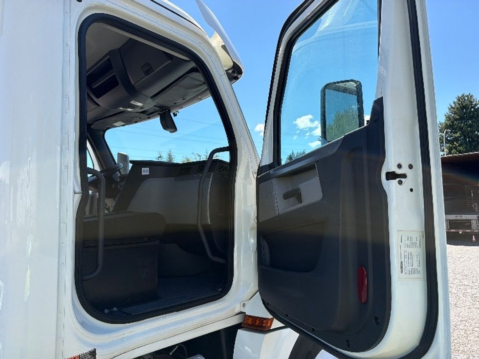 Day Cab Tractor-Heavy Duty Tractors-Freightliner-2020-T12684ST-Portland-OR-472,992\n\t\tmiles-$ 59,000 - Image 12
