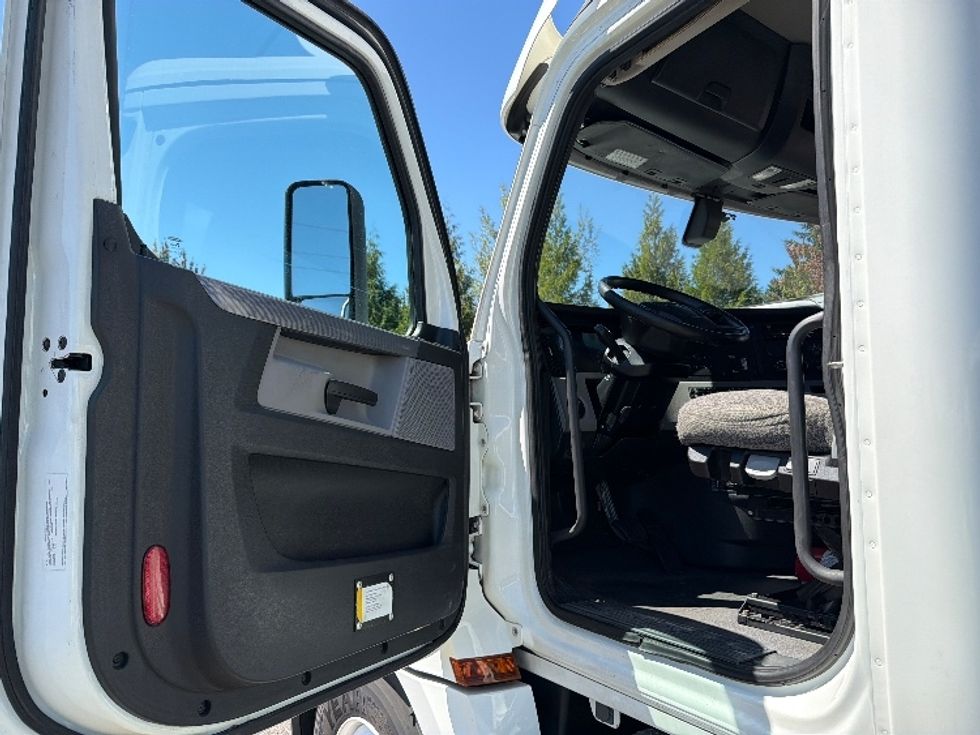Day Cab Tractor-Heavy Duty Tractors-Freightliner-2020-T12684ST-Portland-OR-472,992\n\t\tmiles-$ 59,000 - Image 9