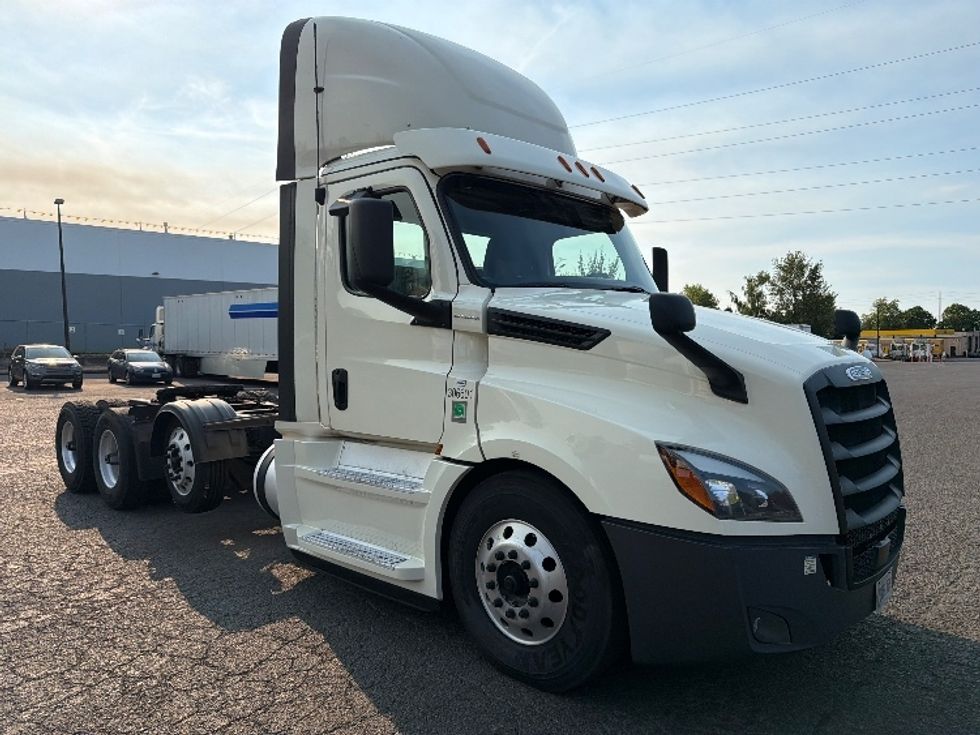 Day Cab Tractor-Heavy Duty Tractors-Freightliner-2020-T12684ST-Portland-OR-630,152\n\t\tmiles-$ 49,250 - Image 1